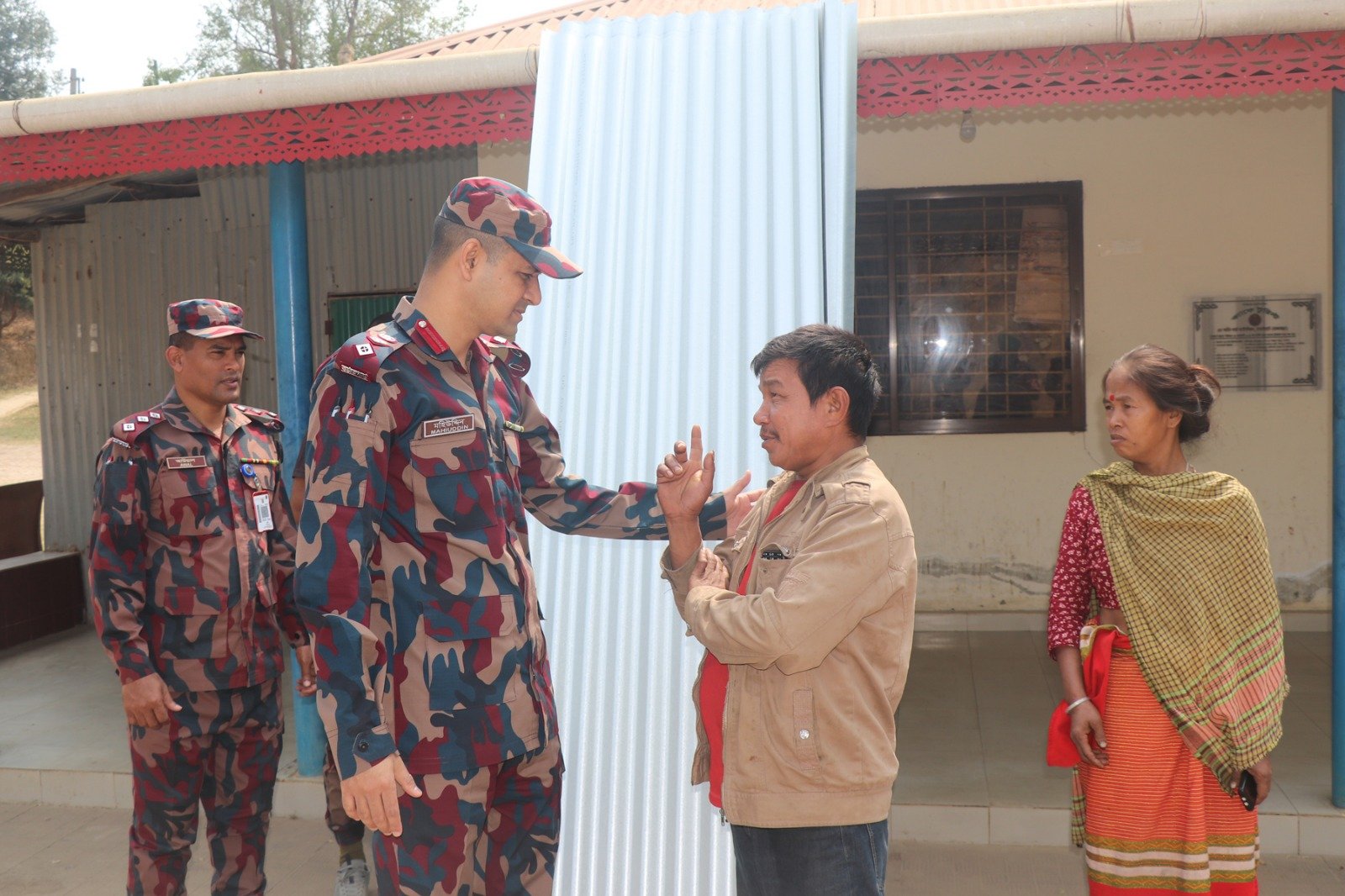 বাঘাইহাট ব্যাটালিয়ন (৫৪ বিজিবি) অসহায় পরিবারকে ঢেউটিন ও নগদ সহায়তা দিয়েছে